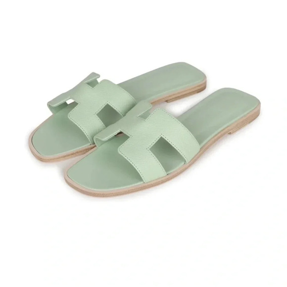 HERMES ORAN SANDALS 
VERT JADE
NEW IN BOX FULL SET - Picture 2 of 11